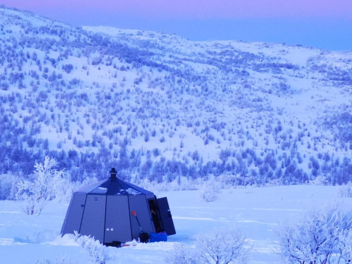Aurora Hut - Luksusmajoitus Iglu Tunturilammella Pohjois-Lapissa Nuorgamissa Villa Esterno foto